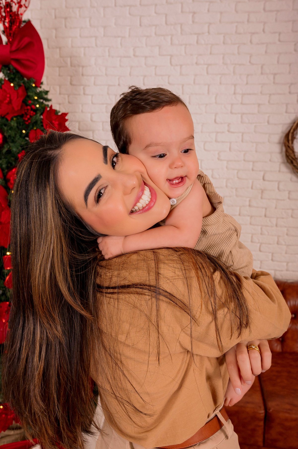 Gabi Mantovani abraçada ao filho Matteo, os dois sorrindo